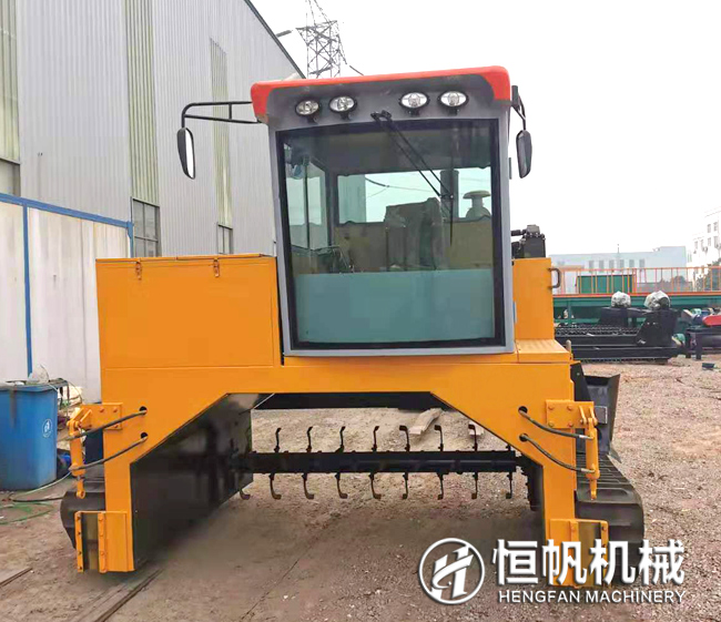 養(yǎng)殖場糞便如何發(fā)酵?怎么利用秸稈和畜禽糞堆制成有機(jī)肥?(圖2) 履帶翻拋機(jī)