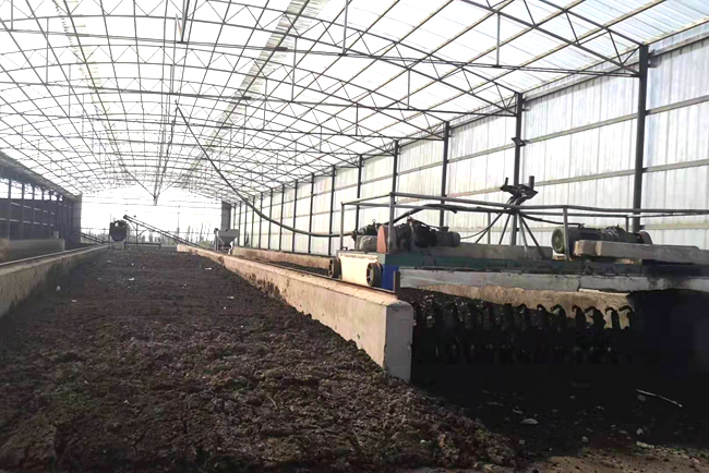 在有機肥生產設備中翻堆機有什么作用?在使用時需要注意什么?(圖2) 翻堆機